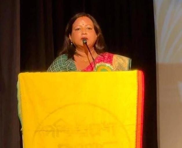 Smt. Rinku Majumder Ghosh speaking at the lectern